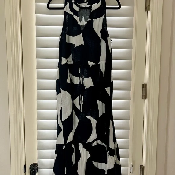 Time and Tru Black & White Abstract Halter Maxi Dress - Picture 6 of 9